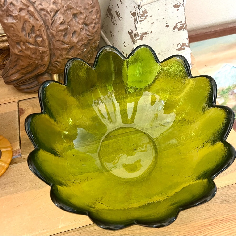 Vintage Large Centerpiece Blenko green glass 8 petal Lotus flower bowl
